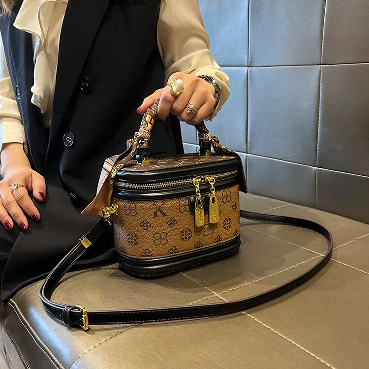 香港女士包包2025新款百搭高级感手提单肩盒子包真皮斜挎水桶包女