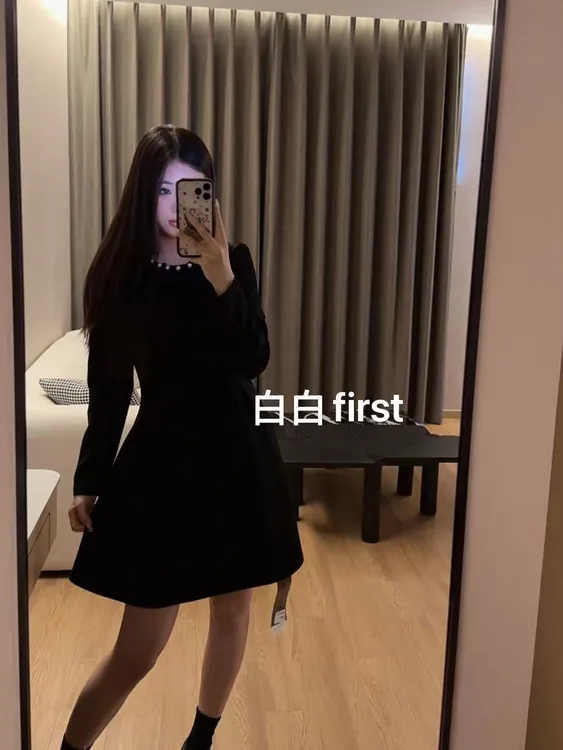 《白白first》法式赫本风新款秋冬温润珍珠优雅高级感修身短小黑裙