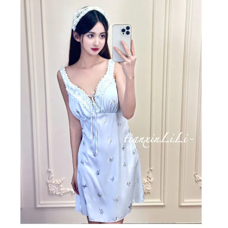 甜心李李LiLi【银芙蝶】芭蕾风睡裙白色蕾丝搭配淡蓝底色甜美纯欲风