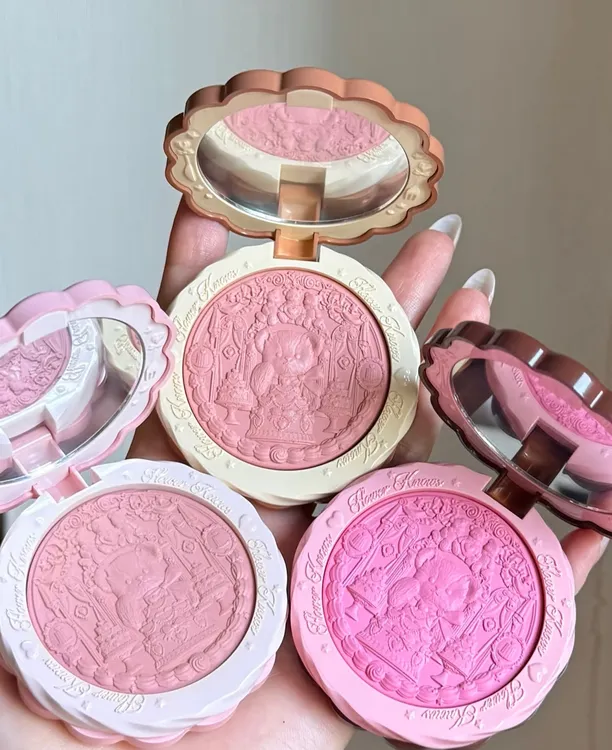 花知晓甜心小熊丝缎浮雕腮红柔光感清透秋冬膨胀色学生花知晓腮红