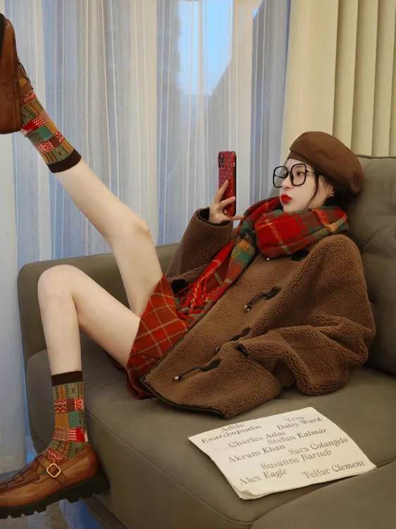 圣诞新年穿搭圆领马鞍扣皮毛一体保暖外套女格纹半身裙短裙两件套