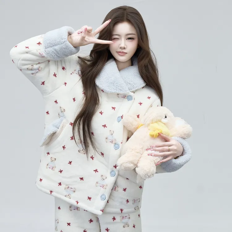 可爱卡通波点珊瑚绒睡衣女款冬季毛绒翻领加厚舒适保暖家居服套装