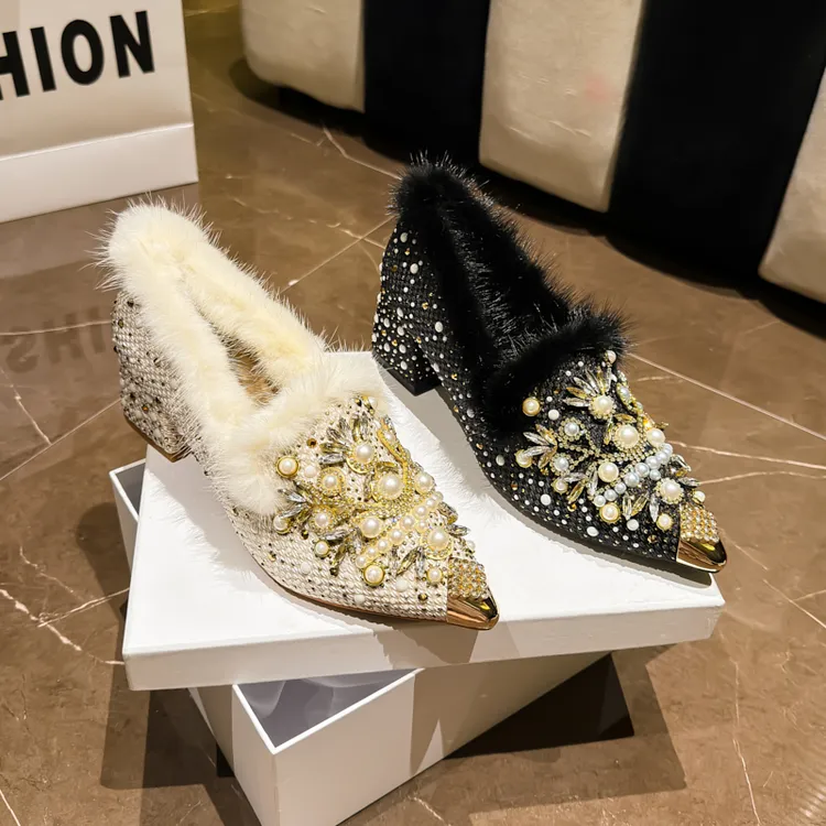 2025冬季新款粗跟加绒水钻百搭时尚毛毛鞋尖头水钻高跟雪莲花鞋