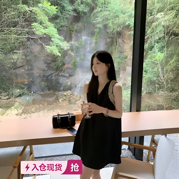 挂脖式性感设计感短裙显瘦V领蕾丝冬季无袖睡裙千金风连衣裙
