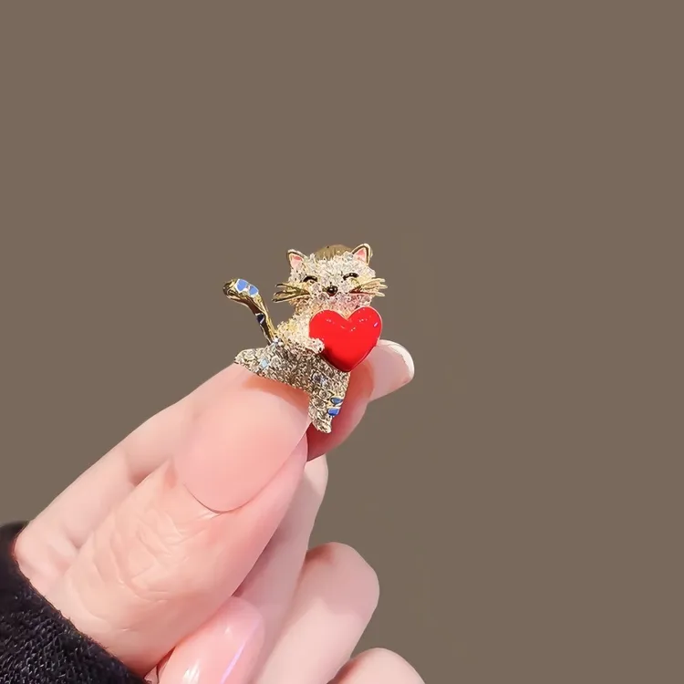 合金胸针 精致小巧可爱抱爱心猫咪胸针高档迷你小胸花装饰品