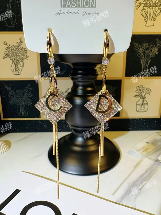 合金锆石耳饰 新款D字母流苏长款网红耳钩时尚精致轻奢耳环