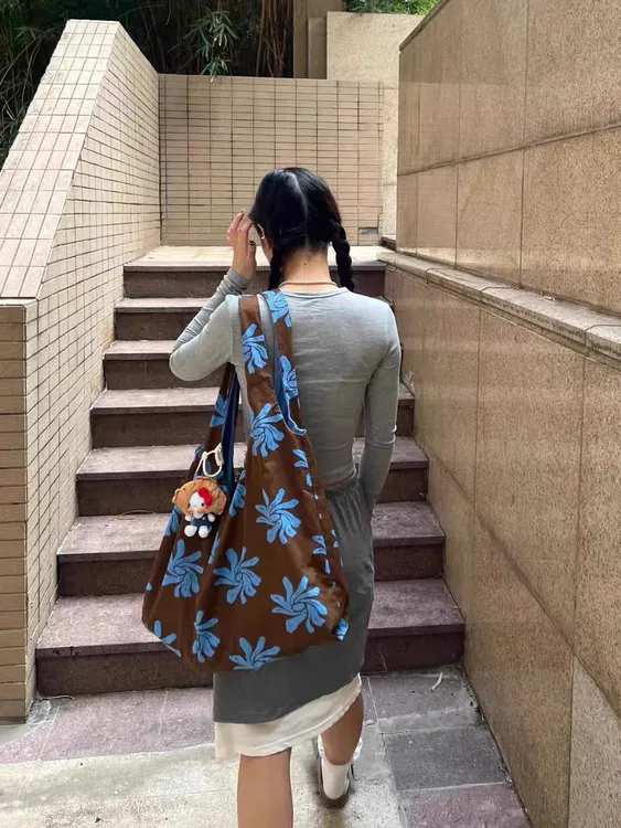 2025新款小众设计文艺百搭花朵帆布包慵懒随意托特包单肩包通勤包