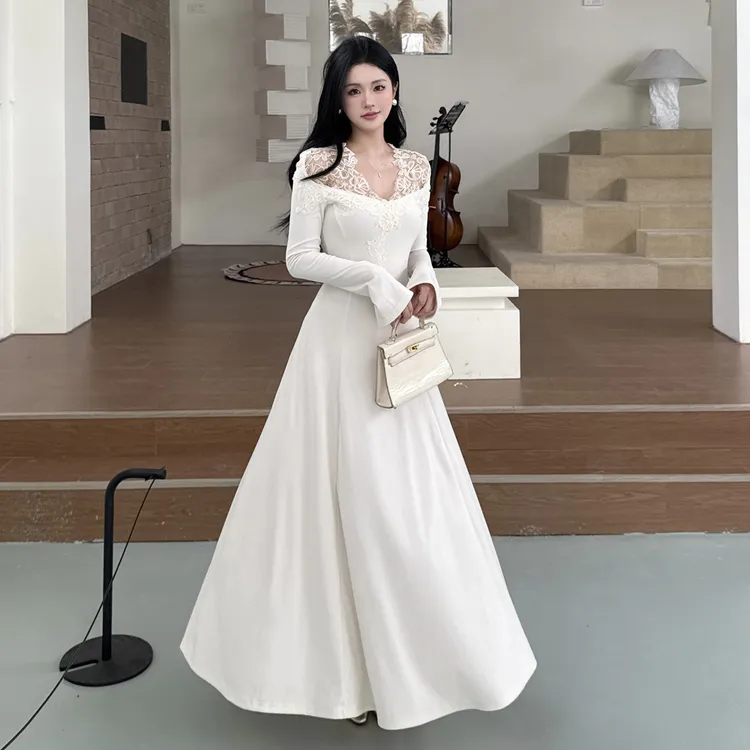 法式温柔氛围蕾丝V领针织连衣裙秋冬气质打底裙收腰显瘦a摆长裙