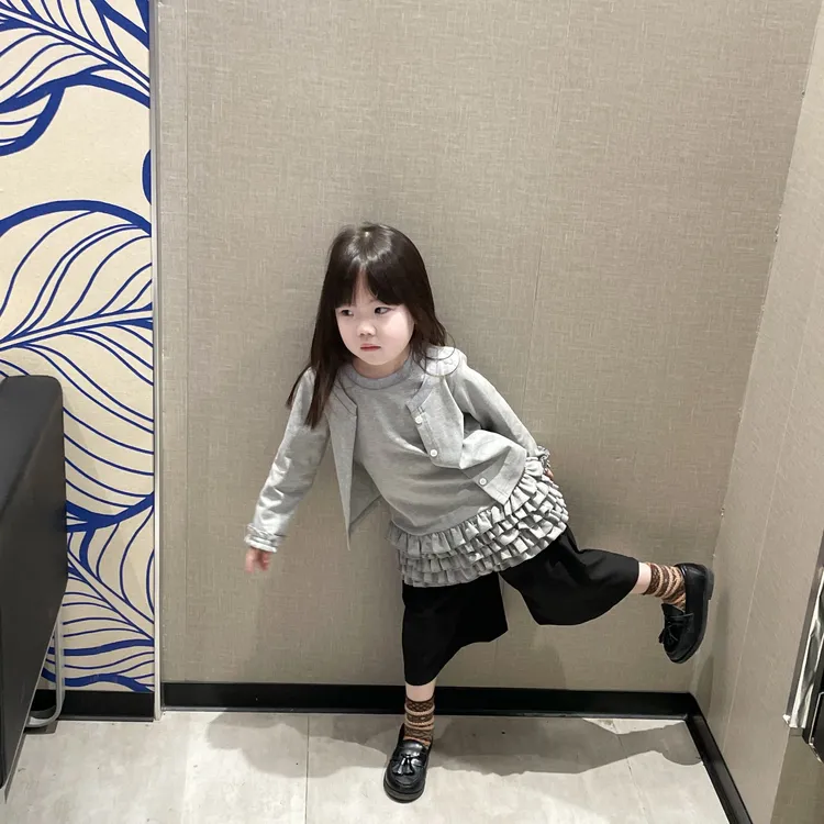 小惜亦2025韩版女童洋气灰色花边外套内搭两件套搭黑色七分裤套装