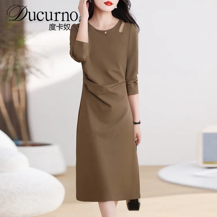 早秋装长袖气质连衣裙女2026新款肩部镂空设计感褶皱收腰显瘦裙子