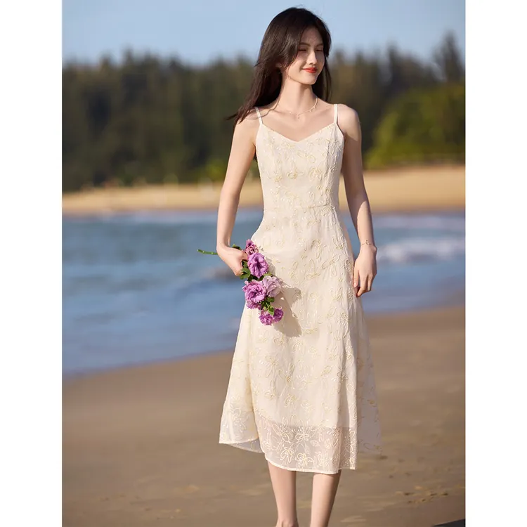 高级刺绣优雅吊带连衣裙2025年夏季度假风精致仙气连衣裙