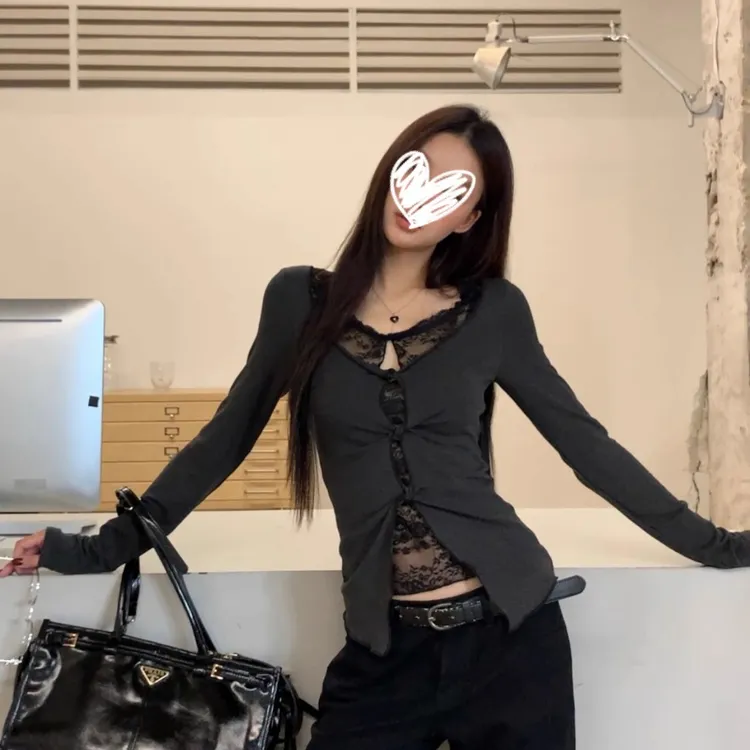 现货！！！6-8运补秋季新款法式设计感蕾丝拼接假两件长袖T恤修身纯