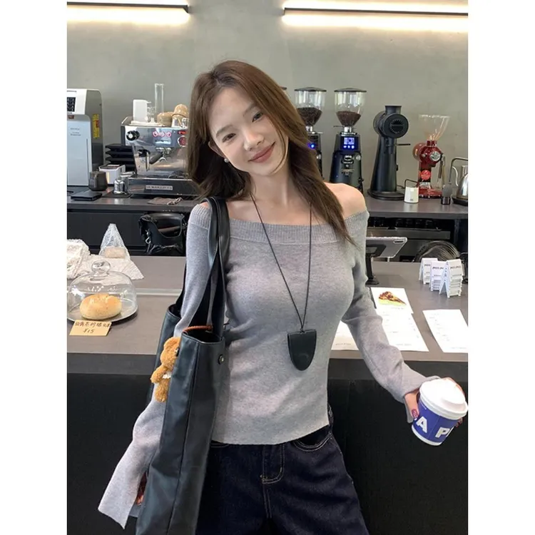 端灰色单肩长袖针织衫为女性在秋天与苗条的外观侧开衩和内针织衫