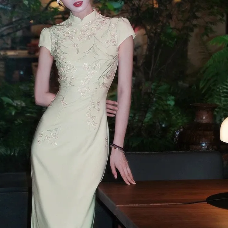 青绣国风新中式豆绿绣花连衣裙气质优雅绝美改良旗袍裙女2025新款