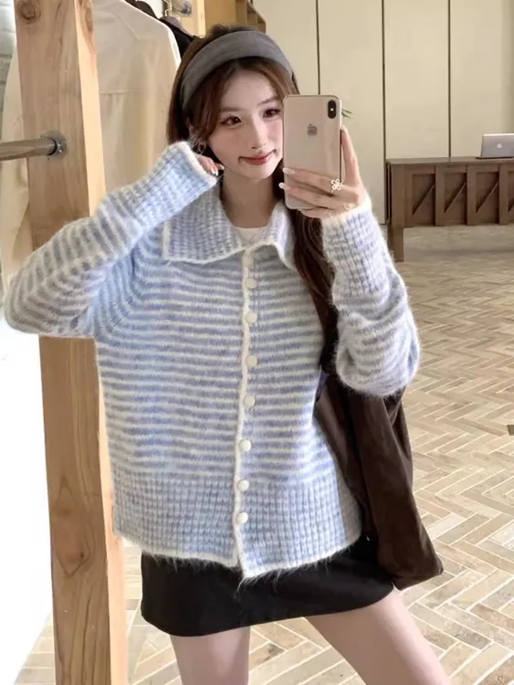 浅蓝色翻领条纹毛衣女2025新款秋冬百搭慵懒风格软糯针织开衫上衣