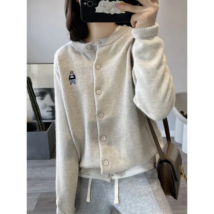 精致刺绣小熊针织开衫女春秋新款单排扣圆领长袖毛衣外套软糯上衣