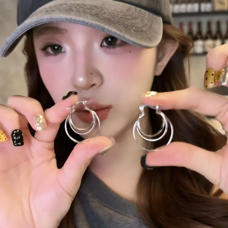 铜合金耳饰 银色立体三圈交叉耳钉简约高级感耳环气质方圆脸耳扣