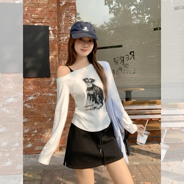 白色小狗字母印花单肩带设计感长袖T恤女初秋斜角肩褶皱露肩上衣