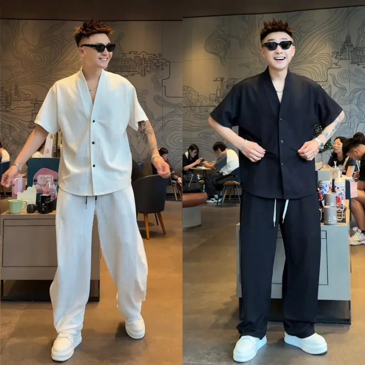 极简风V领竖纹肌理感休闲套装夏季新款男士短袖开衫休闲裤两件套
