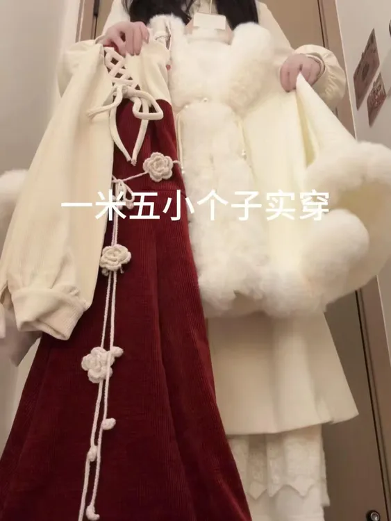 2025冬季新款圣诞穿搭新年战袍斗篷外套针织打底衫背带裙三件套女