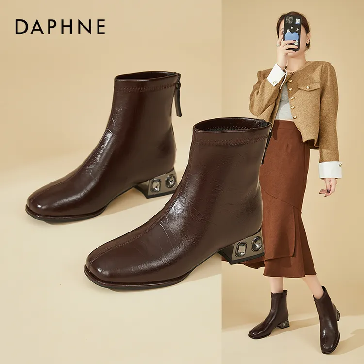 Daphne/达芙妮简约时尚加绒小短靴女方头粗跟时装靴配裙子瘦瘦靴