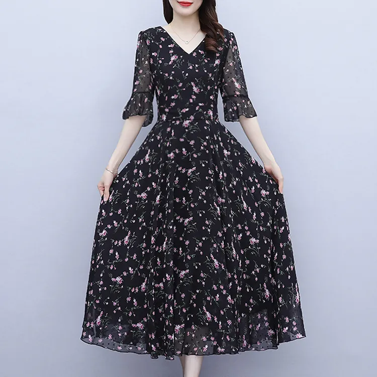 中年妈妈大码碎花雪纺连衣裙女2025夏新款V领波西米亚沙滩长裙