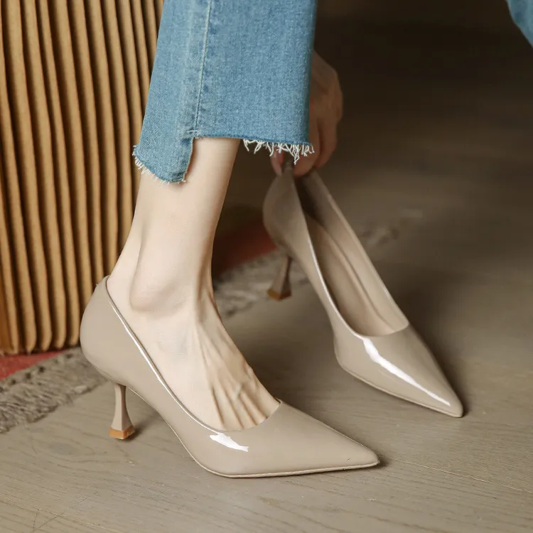 【DR旗舰】奶茶色高跟鞋女细跟新款法式复古百搭漆皮气质尖头小跟