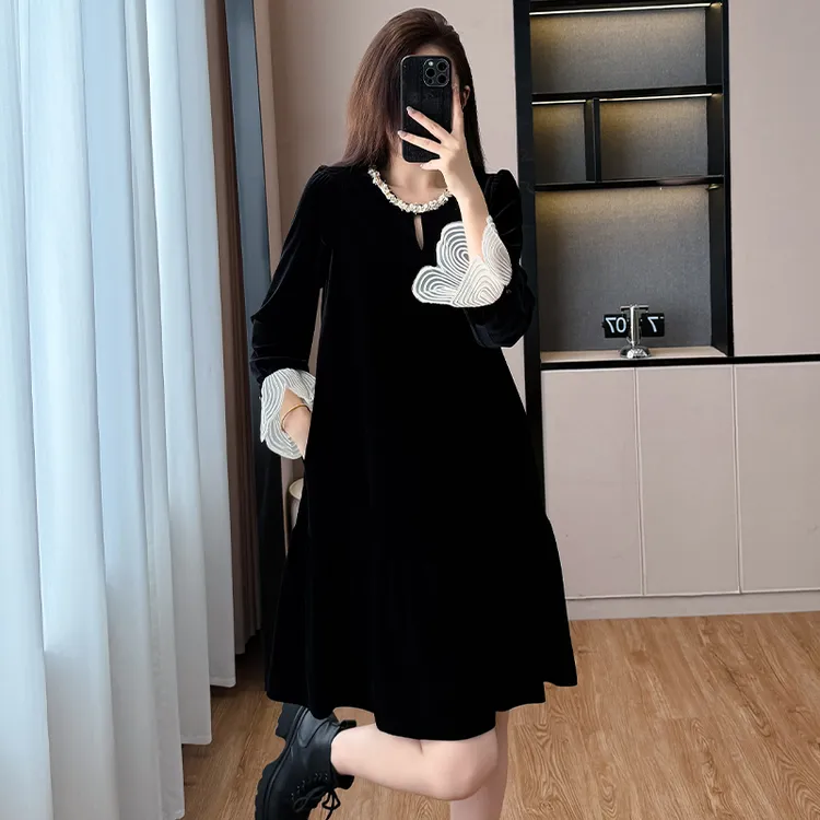 大码女装赫本风丝绒连衣裙女秋冬新款胖mm遮肚子显瘦花瓣袖小黑裙