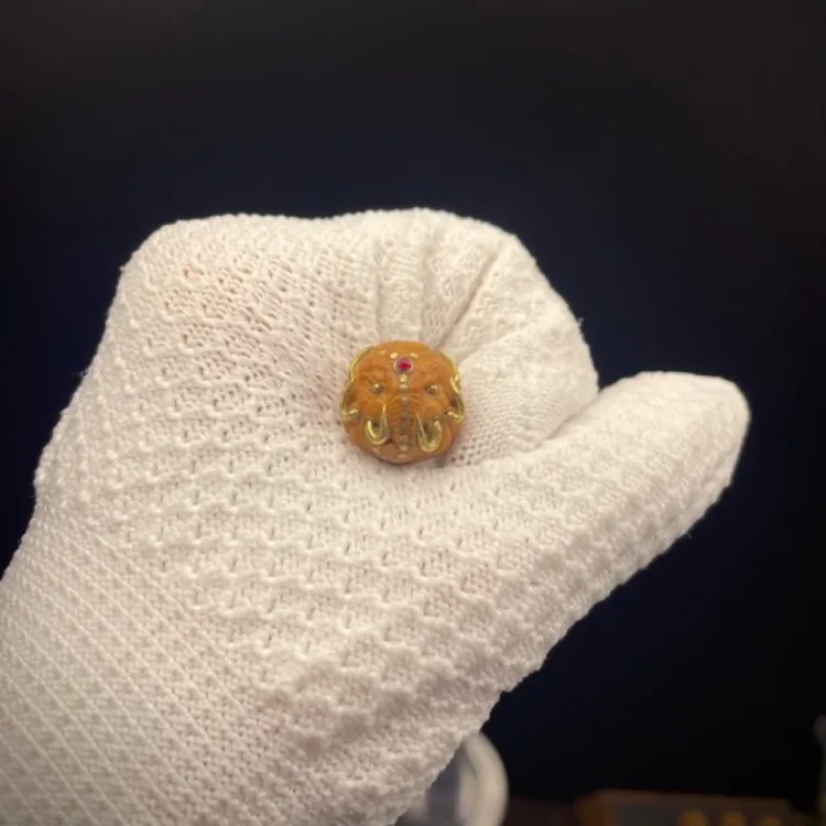 猴头镶嵌单颗核桃雕刻