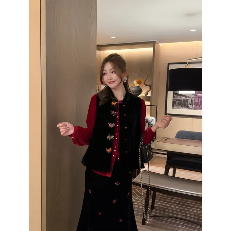 W·HAHA【幸福加马】新中式钉钻彩扣丝绒无袖马甲唐装上衣61773