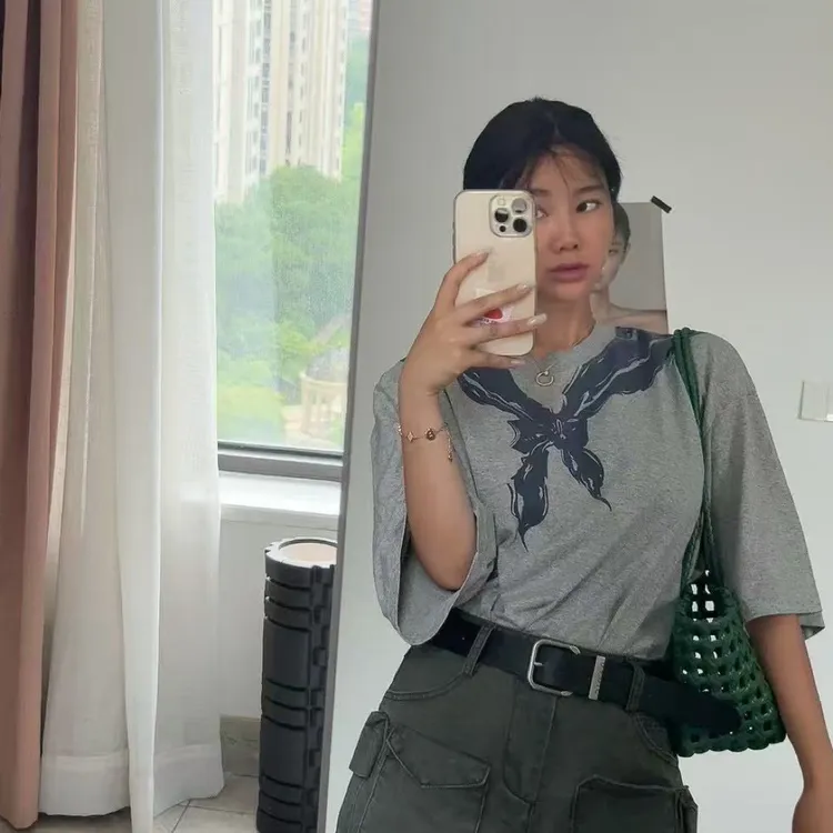 模特自留新款 领口图案很好看的宽松灰色短袖T恤女