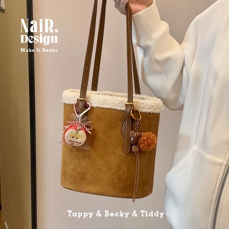 古莉奈尔羊羔毛单肩水桶包通勤秋冬款美拉德小众高级单肩大容量包