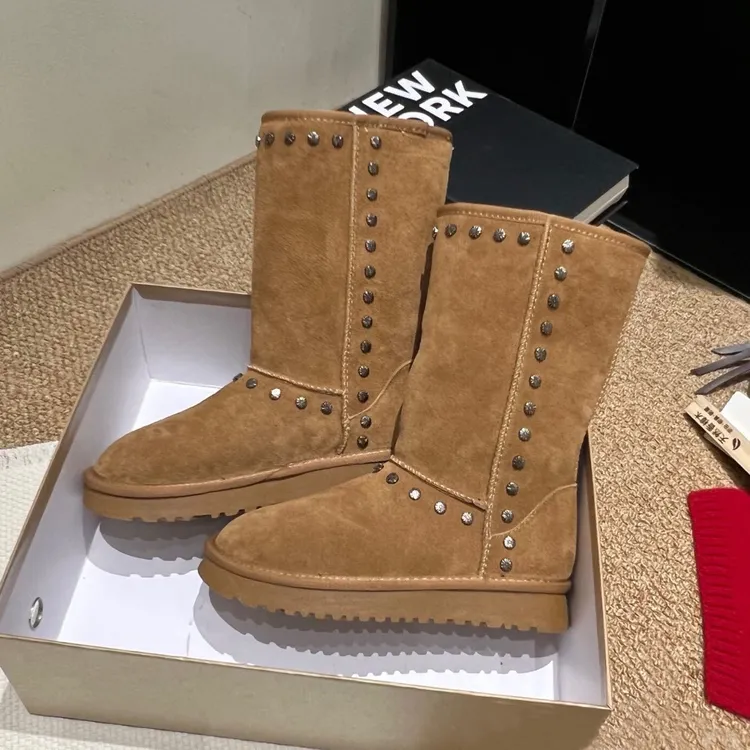 羊皮毛一体六芒星钉珠中筒雪地靴2025冬季新款加厚防滑保暖棉鞋女