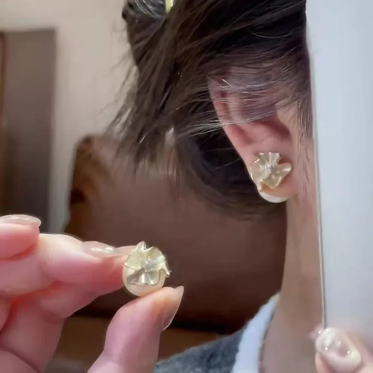 铜合金仿珍珠耳饰 小香风珠珠耳扣花朵两戴珠珠耳钉女小巧精致