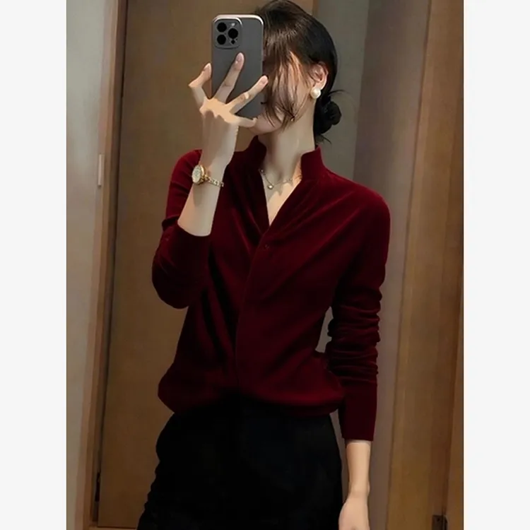 轻奢高级感红色v领长袖丝绒衬衫女冬季新款洋气减龄内搭显瘦上衣