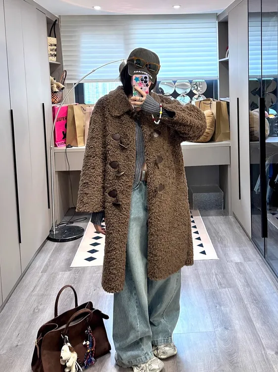 长款慵懒风羊羔卷毛绒皮毛一体外套牛角扣2025冬女仿皮草百搭大衣