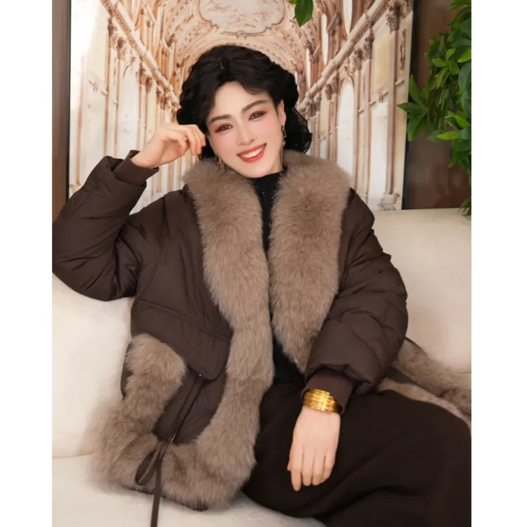 中年妈妈冬装90白鸭绒保暖羽绒服2025新款洋气超大狐狸毛皮草外套