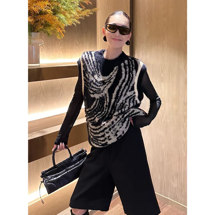 AME  反序图腾背心  三季刚需油画鸢尾毛茸茸马甲背心ZD12SMHJ403