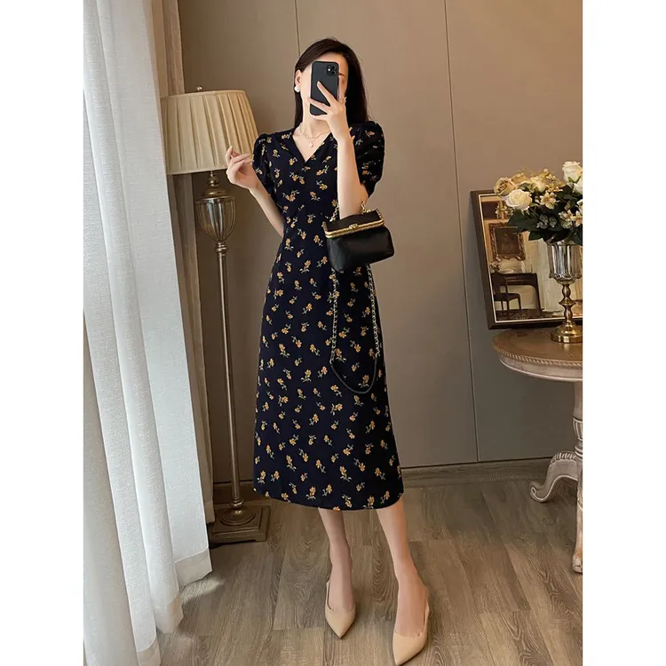法式复古碎花连衣裙2025夏季新款泡泡袖V领收腰显瘦中长款茶歇裙