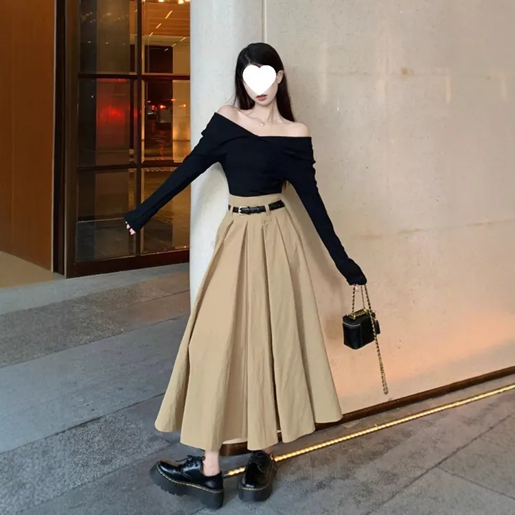 卡其色高腰百褶A字半身裙女秋季2025新款气质显瘦一字肩上衣套装