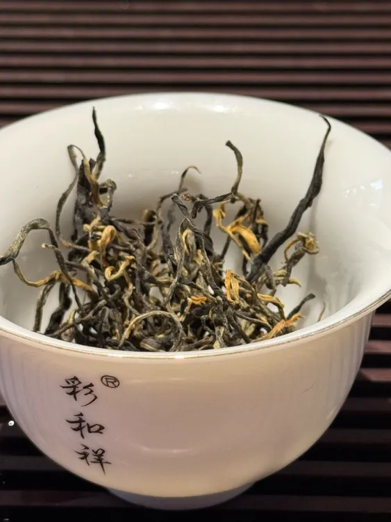 景迈山古树晒红：红茶
