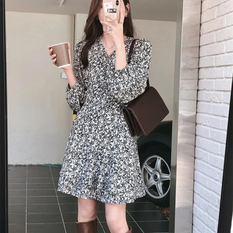 法式气质高级感穿搭小个子v领黑色碎花长袖连衣裙女装春秋季新款