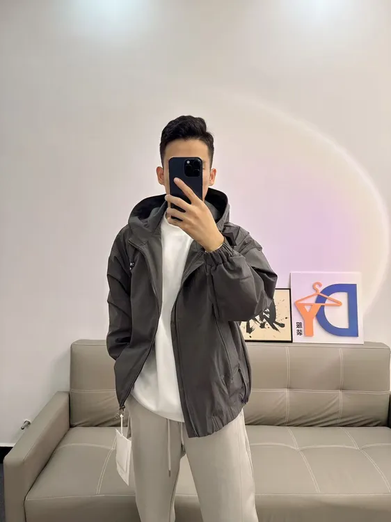秋季常规款连帽服装宽松型男士极简风夹克百搭新款冲锋衣袖口可调