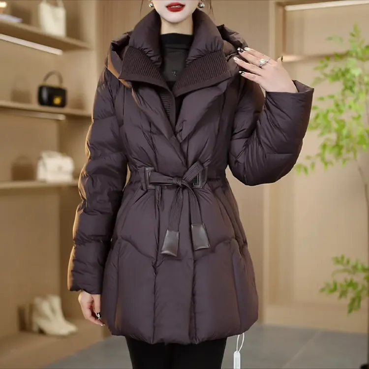 菲玥咖色连帽羽绒服女冬季2025新款修身系带轻薄保暖白鸭绒外套冬
