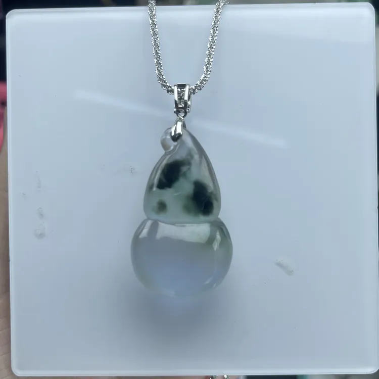 缅甸翡翠老料白底青子母扣