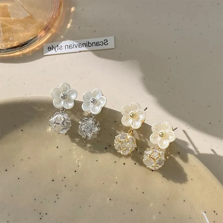 铜合金锆石耳饰 新款时尚耳环银针清新自然简约通勤白色花朵气质