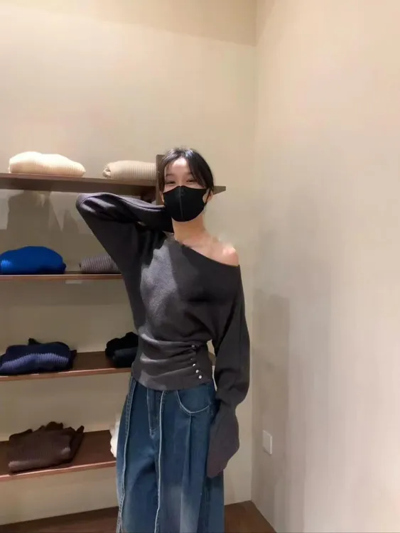 小众设计感收腰排扣斜肩针织衫秋季韩系气质显瘦小衫