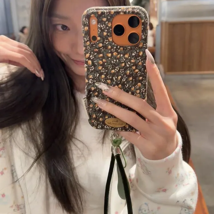 日系小碎花灯芯绒布艺硬壳适用iPhone17promax16小众创新挂绳秋冬