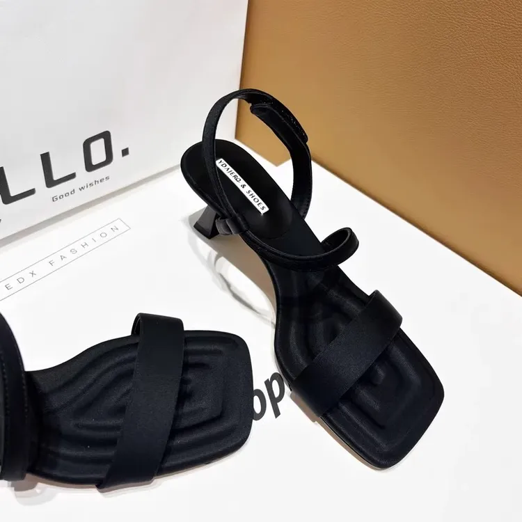 欧洲站女鞋2025夏季高跟鞋方头魔术贴黑色一字带露趾绸缎时装凉鞋