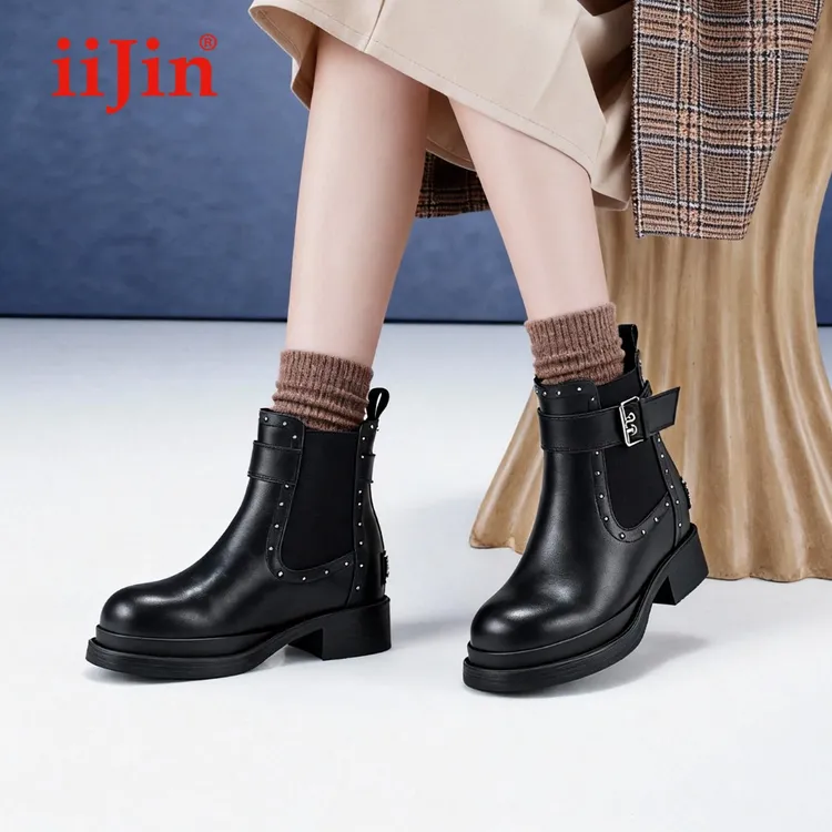 iiJin艾今25冬季新品8cm厚底内增高铆钉皮带扣切尔西短靴女567VNA
